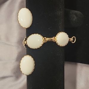 Vintage Milky White Jewelry Set - Gold Tone